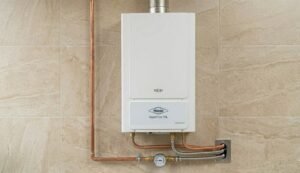 Un especialista en calentadores Haceb ejecuta el mantenimiento y reparación de un equipo a gas en Cali.